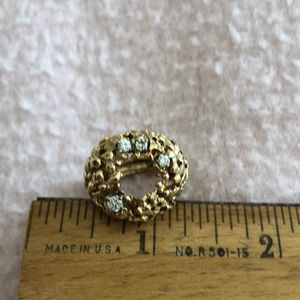 Beautiful gold ring 4 diamonds missing center stone—